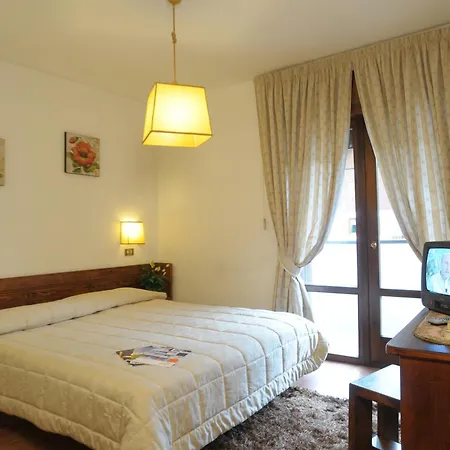 호텔 Hotel Corona 3*